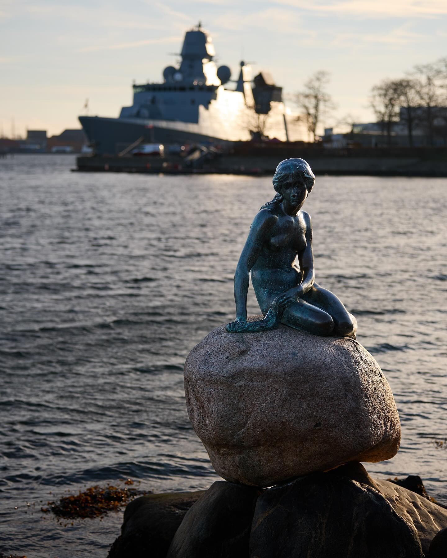 HDMS Niels Juel (Iver Huitfeld class frigate) watching over The Little Mermaid

#canoneosr6markii #eosr6markii #canonef70200mm