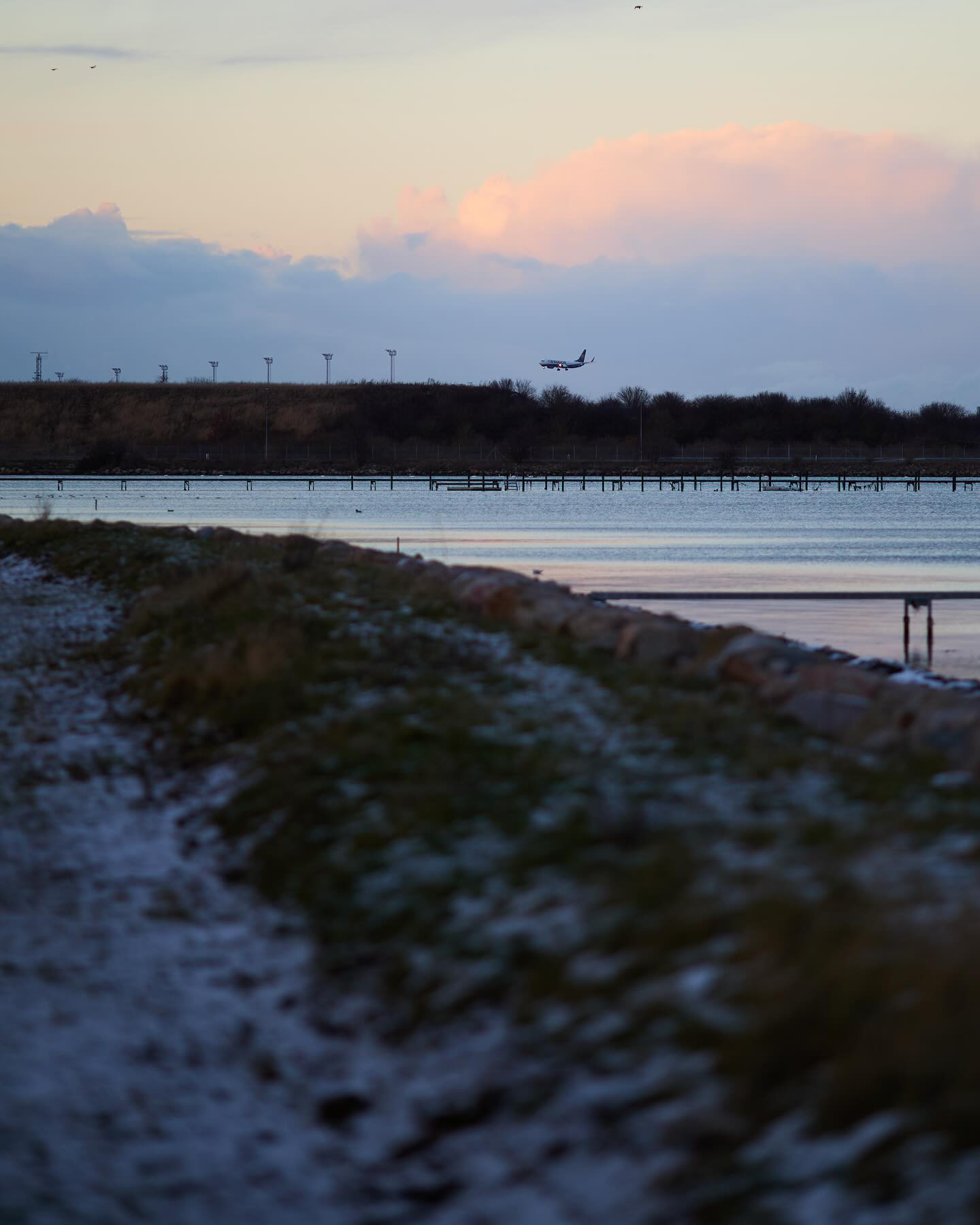 The 135 mm f/2 L may be the best portrait lens ever made by Canon. It is by no means considered a landscape lens. But for the fun of it I brought it on a walk along the water during twilight – locked down at f/2.  #canoneosr6markii #eosr6markii #canon135mmf2 #plane #landscapephotography #winter